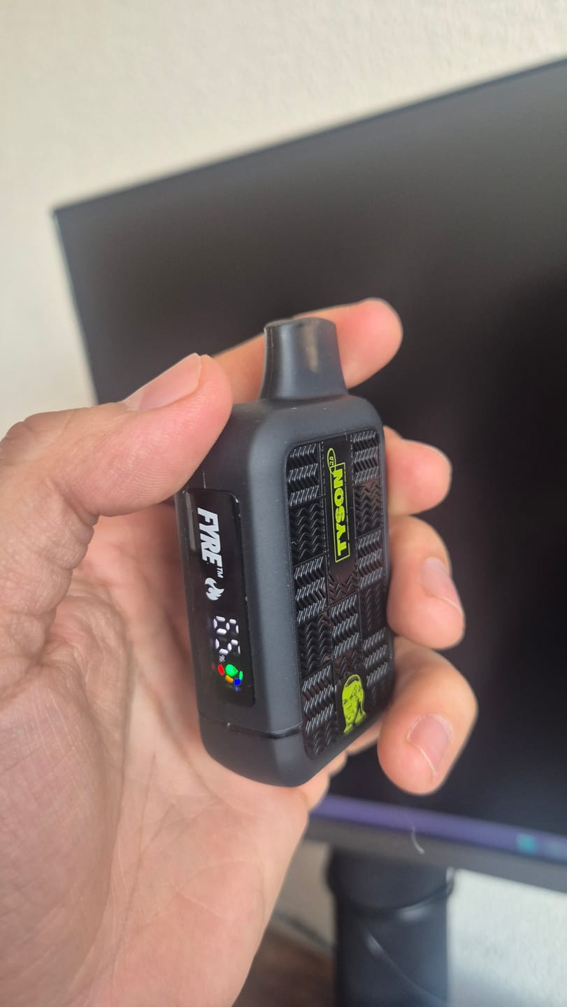 Customer photo review of TYSON Round 2 | 7500 Puffs