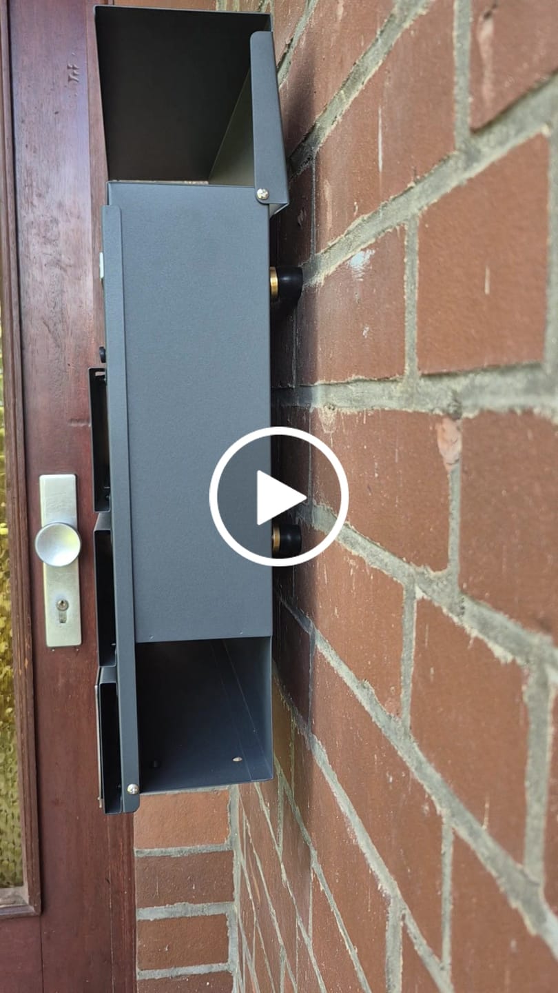 Customer video review of AlbersDesign Briefkasten B1 anthrazit (RAL7016) personalisiert mit Edelstahl-Schildern