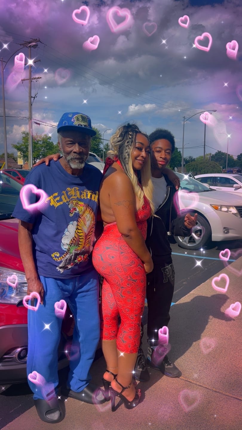 Customer photo review of Bella Thorne Capri