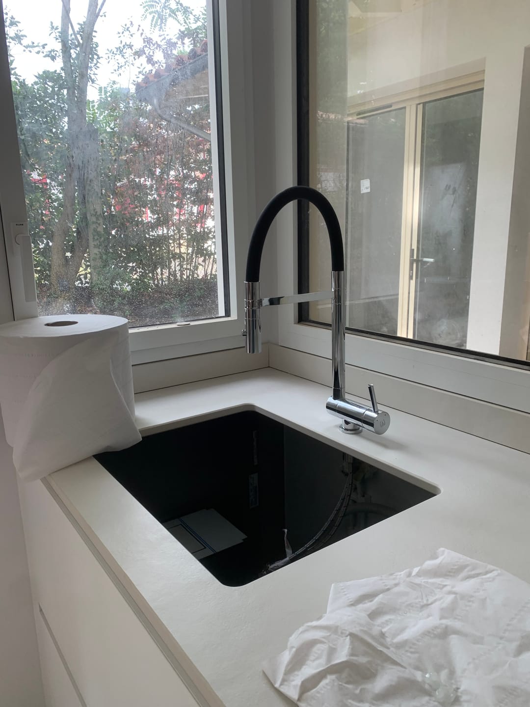 Customer photo review of Under Window Kitchen Tap, folding spout to reach 6 cm, with 360° swivel spout and 2-jets removable Spray, Chrome / Black