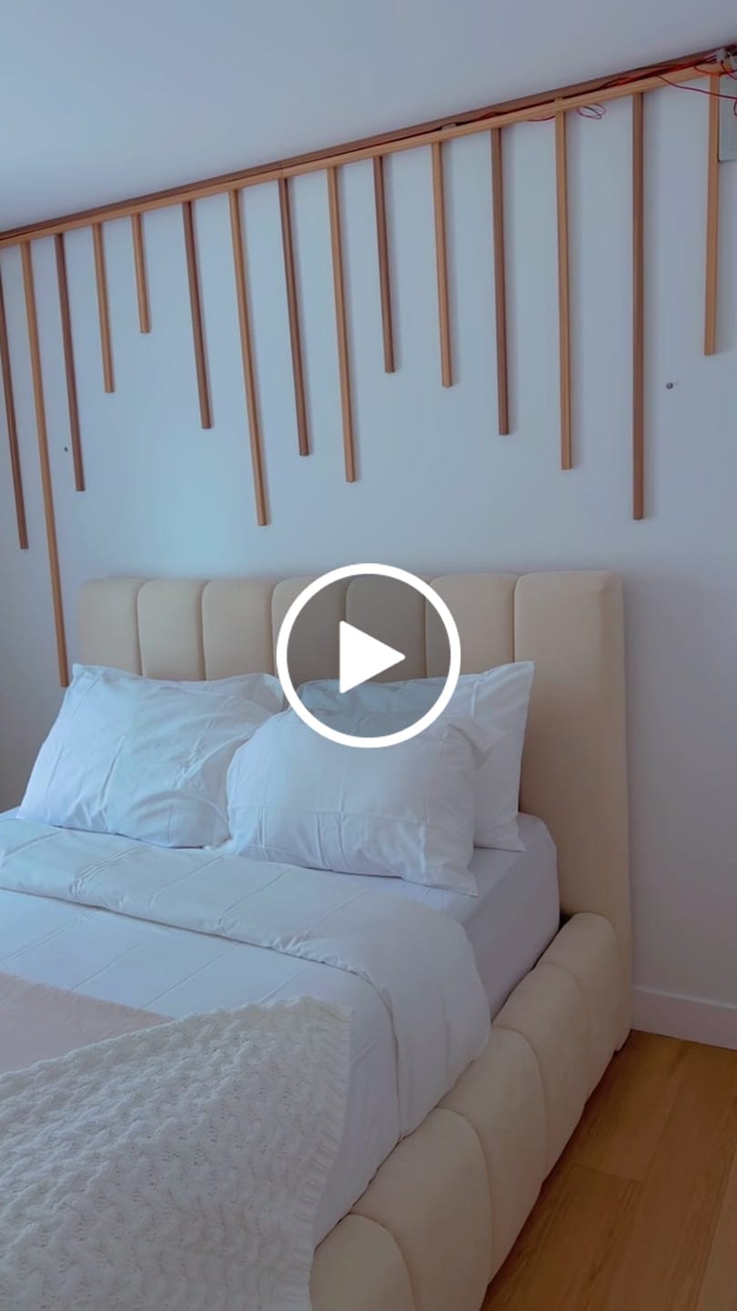 Customer video review of MONTERO - Base de lit rembourrée contemporaine beige