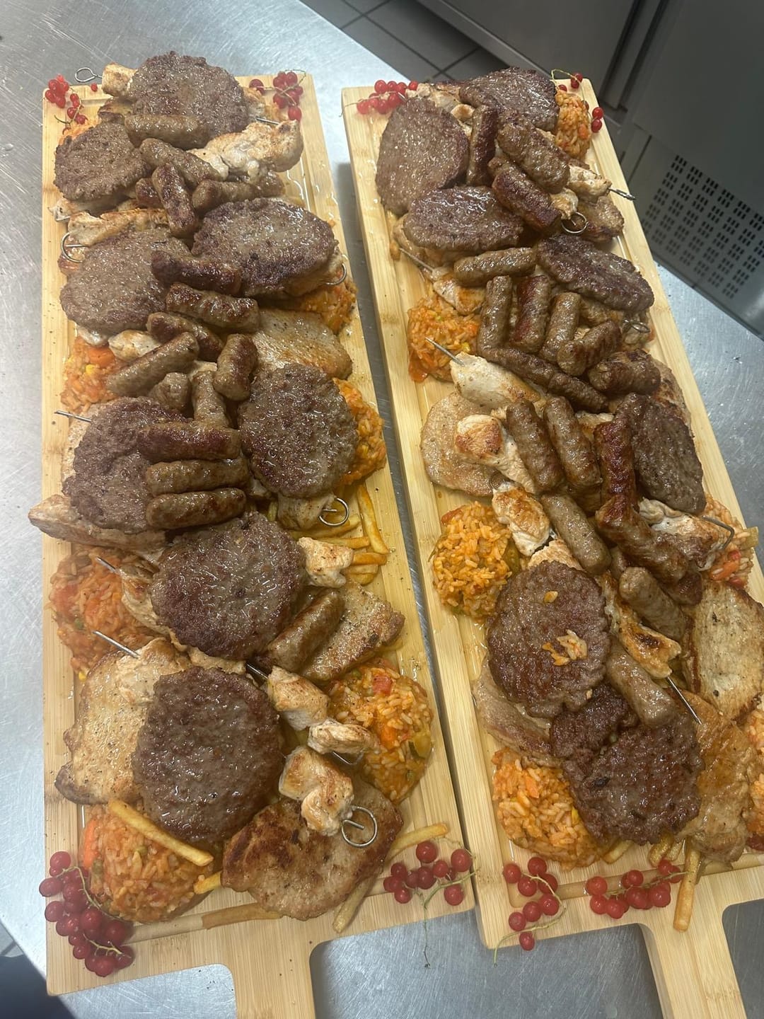 Customer photo review of Cookinglife Serveerplank / Tapasplank op pootjes - XL - Bamboe - 88 x 26 cm