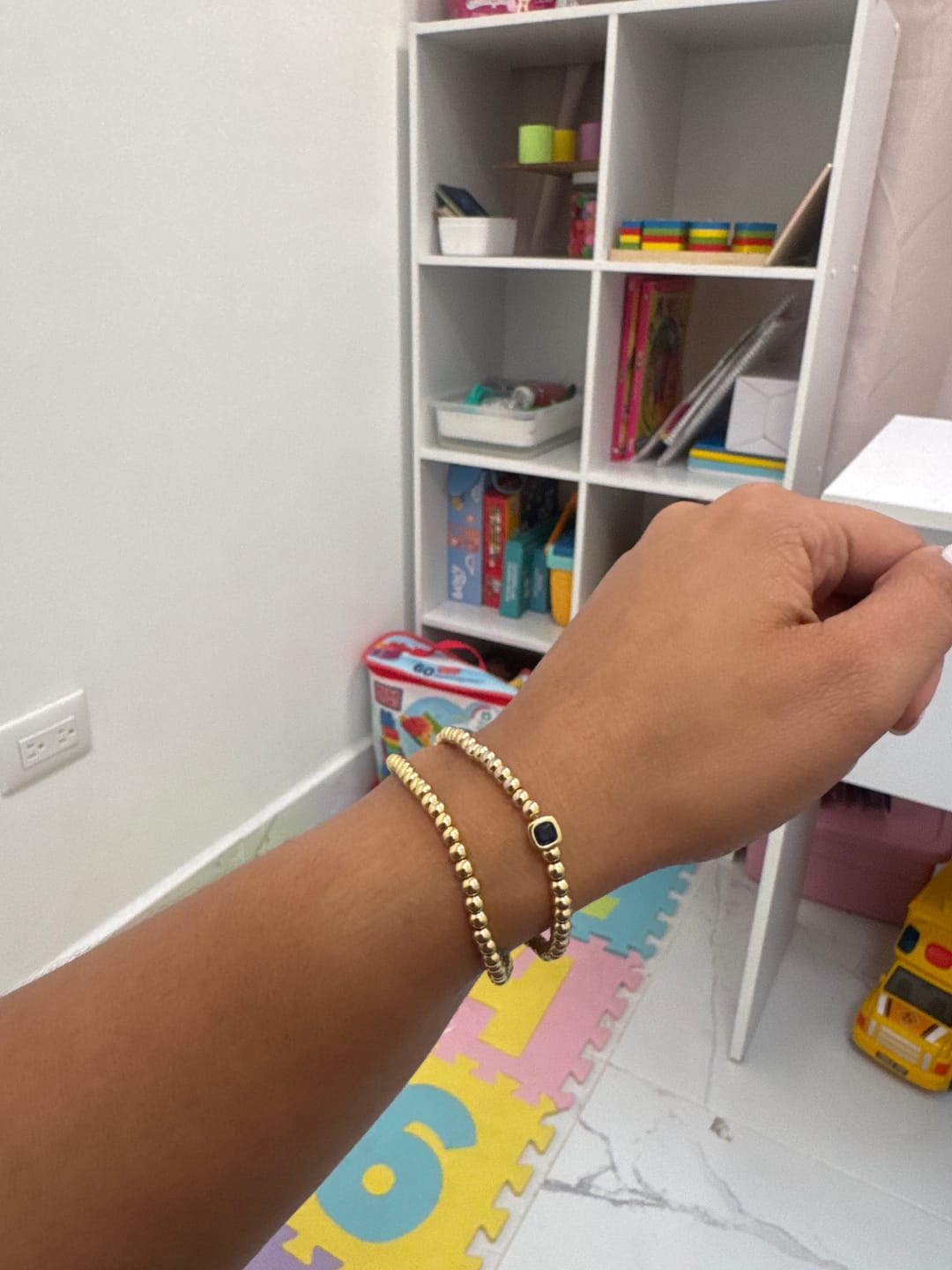 Customer photo review of Pulsera Dorada Bolitas Birthstone Cuadrado