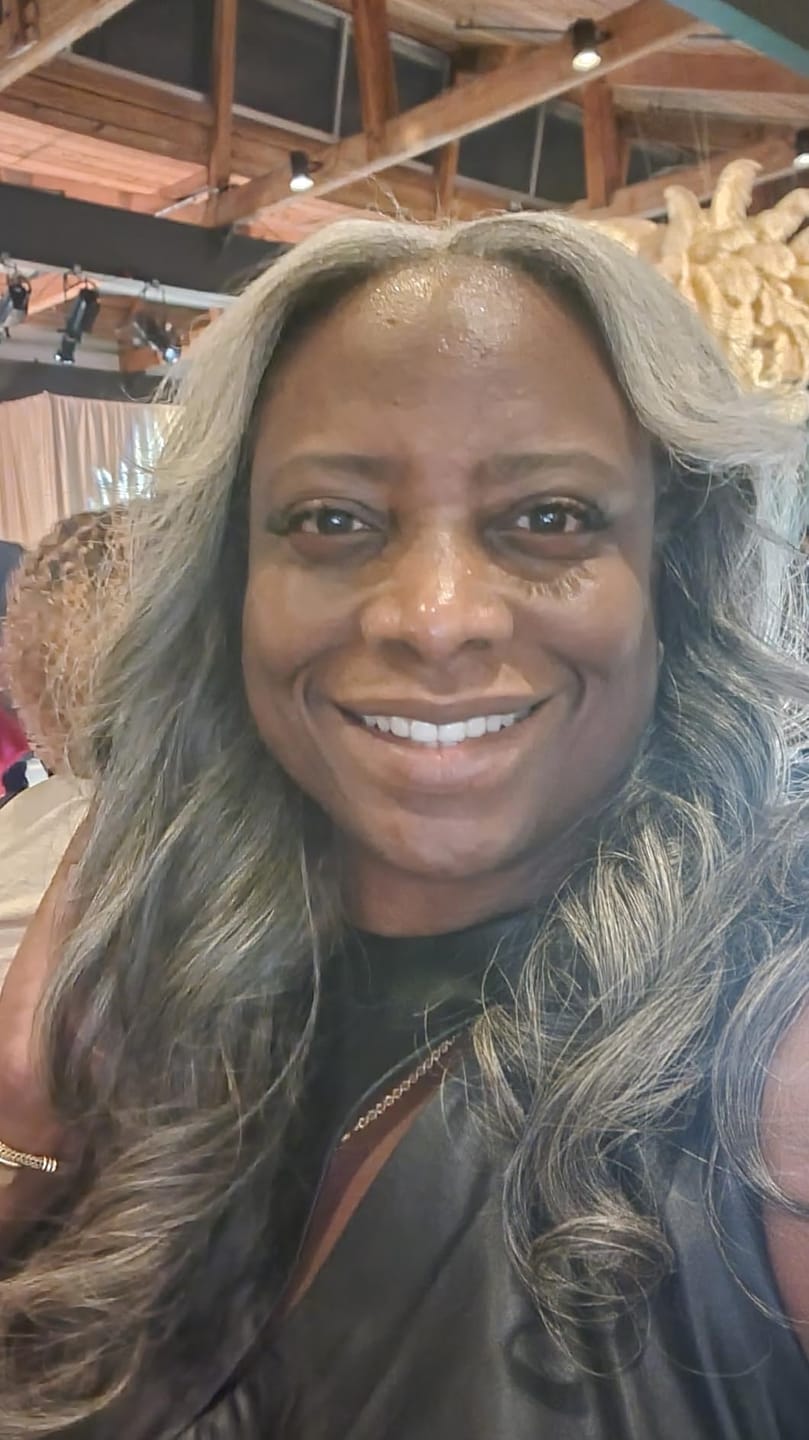 Customer photo review of Luvwin 5x5 Salt & Pepper Body Wave Glueless Bob Wig 100% Human Hair