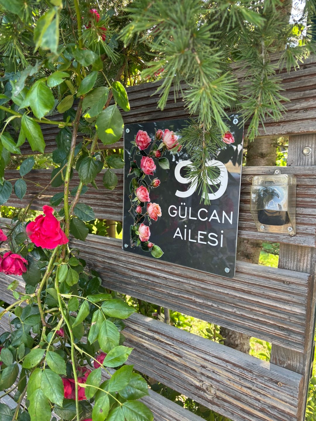 Customer photo review of Kişiye Özel Pembe Gül Dallı Kapı İsimliği