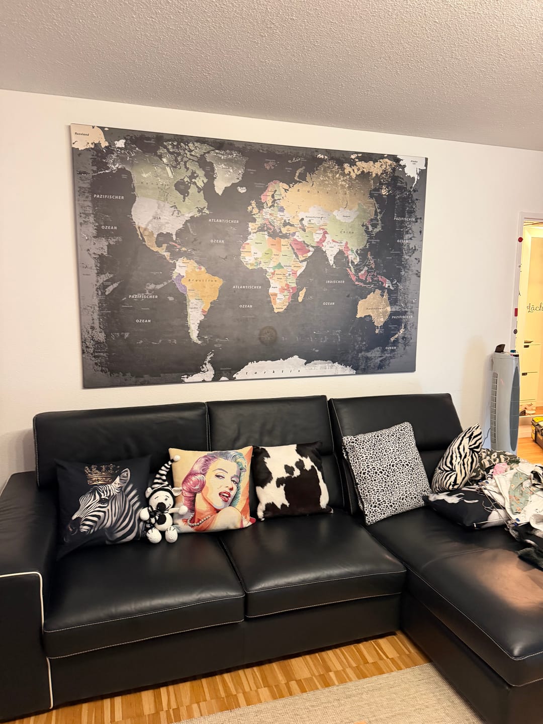 Customer photo review of Leinwandbild - Weltkarte Graphit - Pinnwand