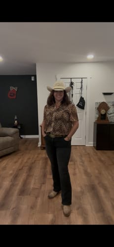 Reviewer wearing the leopard print Short Sleeve Western Top with a cowboy hat and dark jeans.