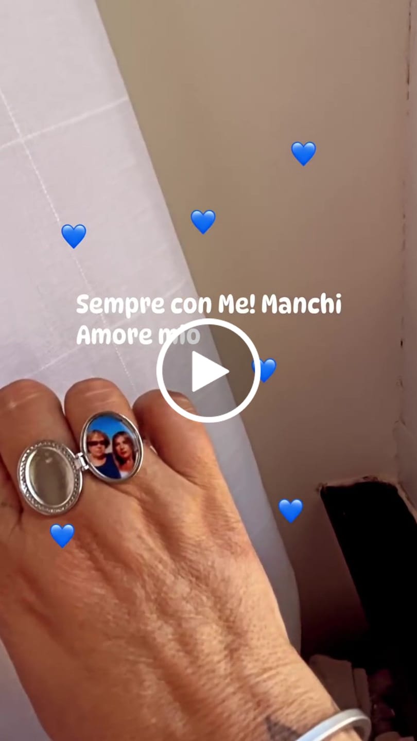 Customer video review of Anello Ovale Scrigno del Cuore Personalizzato con Foto e Incisione