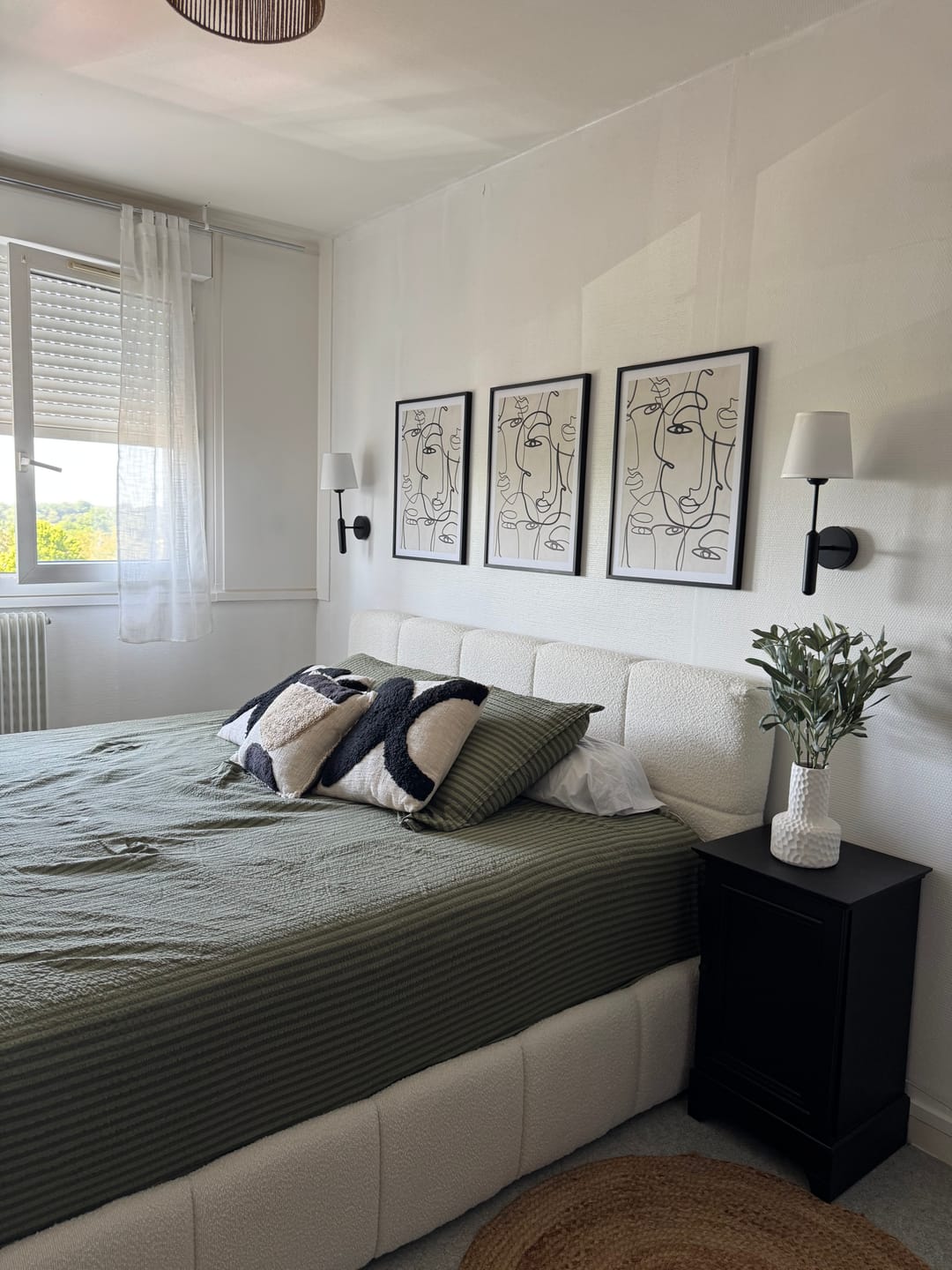 Customer photo review of Lit coffre MONCEAU – Tête de lit capitonnée design en velours ou bouclette – Coffre de rangement intégré