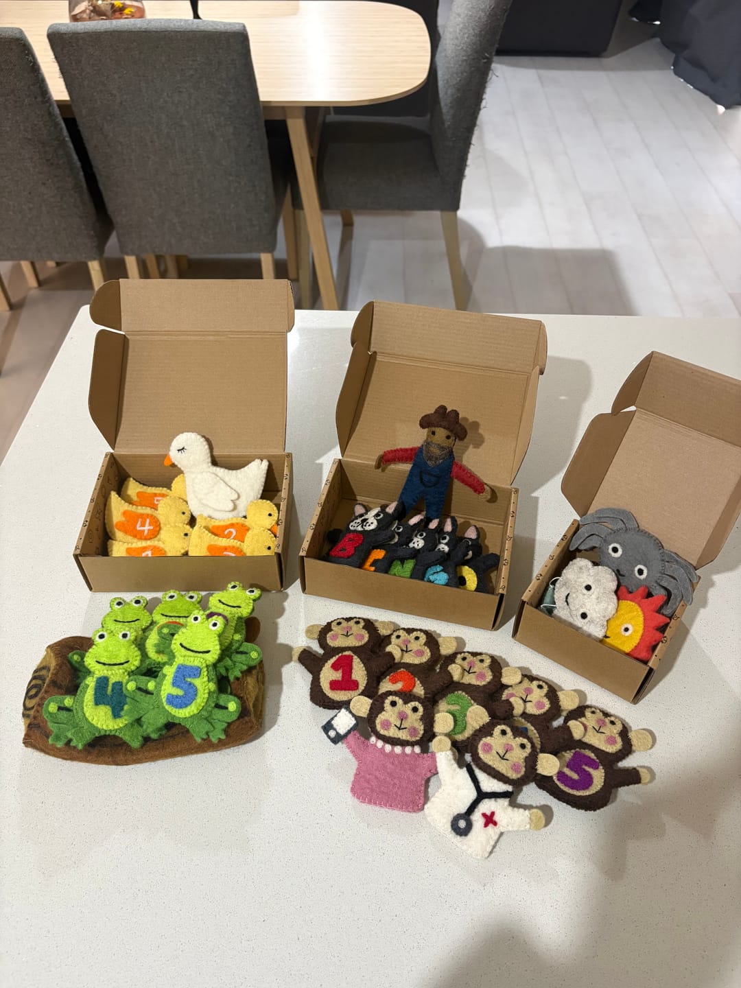 Customer photo review of 5 Little Speckled Frogs with Log Bag - Finger Puppet Set