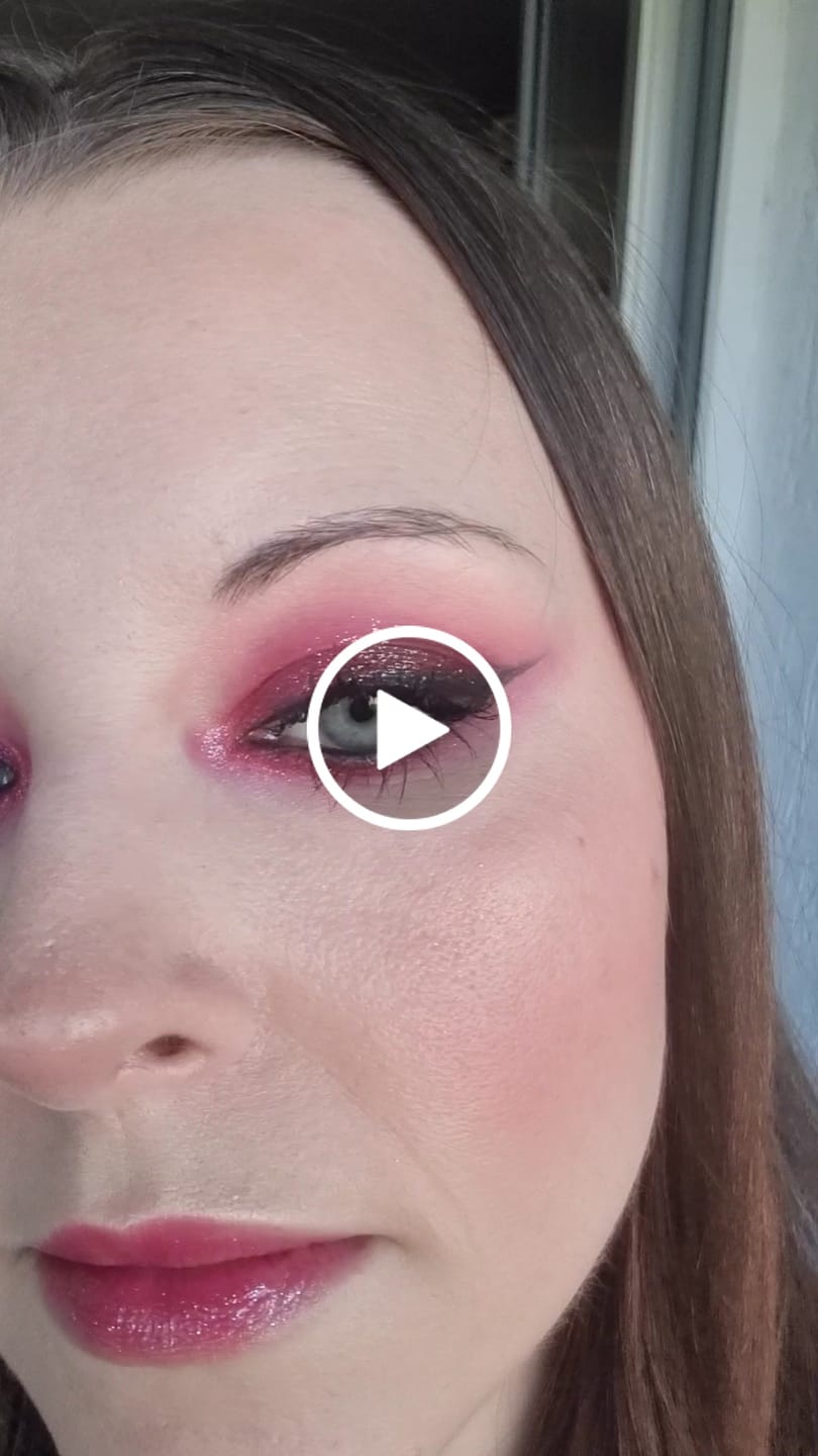 Customer video review of Skullz & Roses Metallic Multichrome Eyeshadow Palette