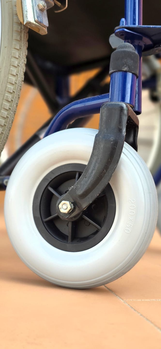 Customer photo review of Roda Dianteira para Cadeira de Rodas PU Maciça 8'' x 2''