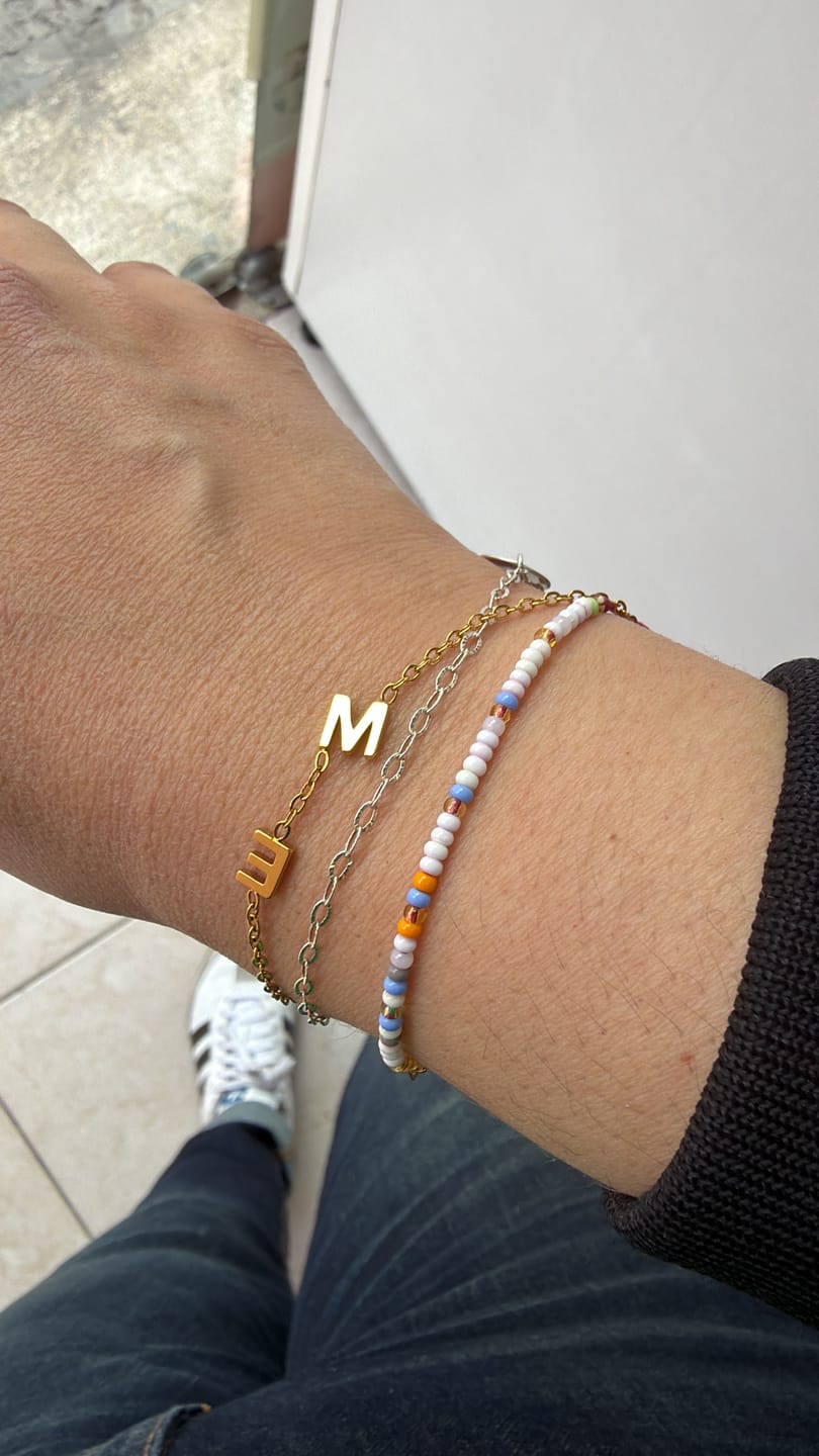 Customer photo review of Pulsera con iniciales personalizadas en horizontal