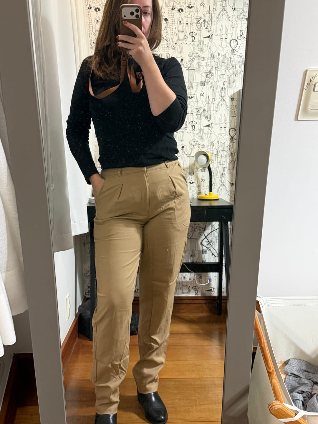 Customer photo review of Calça Slouchy Íris Marrom Claro