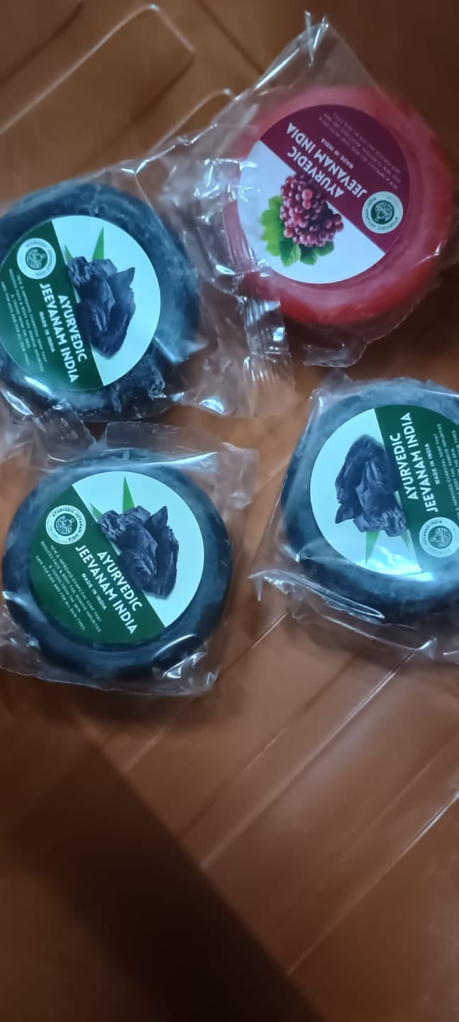 Customer photo review of Ayurvedic Jeevanam Black Detox Charcoal Soap for Face & Body (Get 1 Free Red Wine Soap)