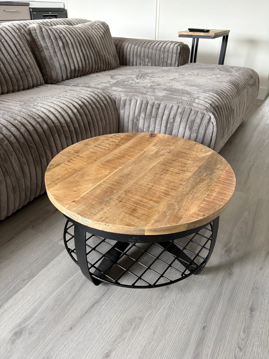 Customer photo review of Salontafel Rond zwart metaal onderstel | Mangohout en Staal | 65x34cm