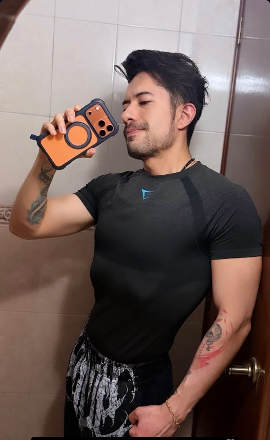 Customer photo review of SHADOW SEAMLESS TSHIRT
