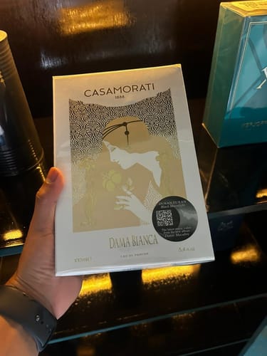 Cliente sosteniendo la caja nueva y sellada del perfume Xerjoff Casamorati Dama Bianca.