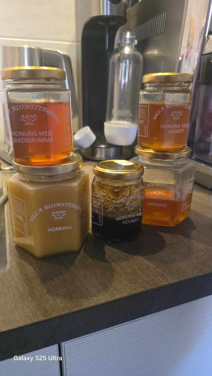 Customer photo review of Höstens honungspaket – 5 burkar honung + honungspinne (säsongsprodukt)