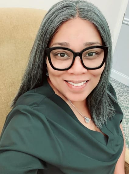Customer photo review of Luvwin 5x5 Closure Layered Wave Kinky Straight Salt & Pepper Side Parting Glueless Wig