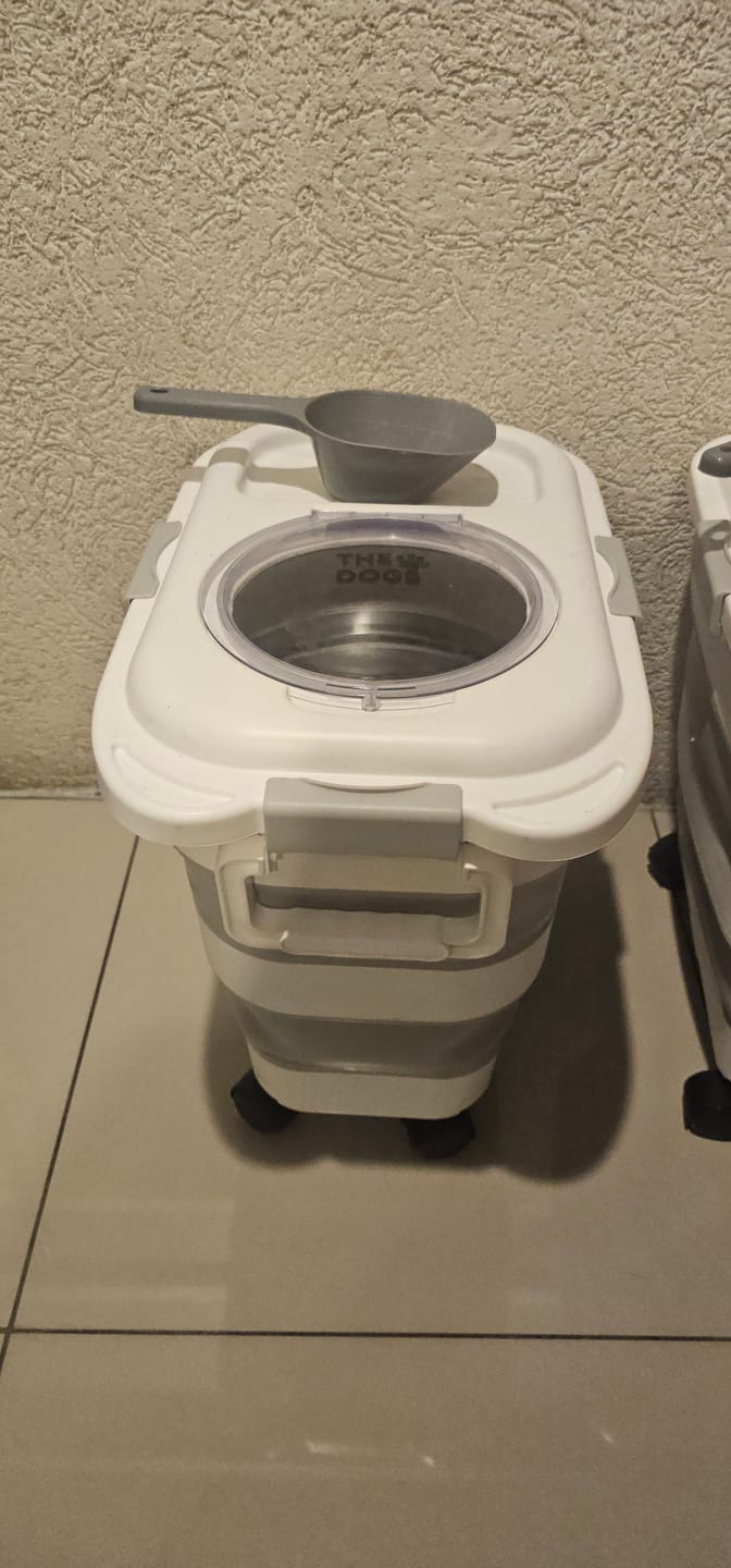 Customer photo review of Contenedor Hermético THE DOGS — Alimento fresco y sin olores