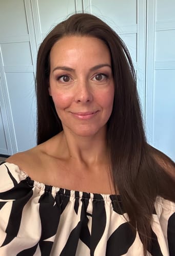 Customer photo review of [PRE-ORDER] JBEXTENSION 22 Inches Brown Pre-Cut 13X6 Free Part Snowflake Lace Frontlace Glueless Wig KEL PRO - BROWN【BENDY EAR TABS】