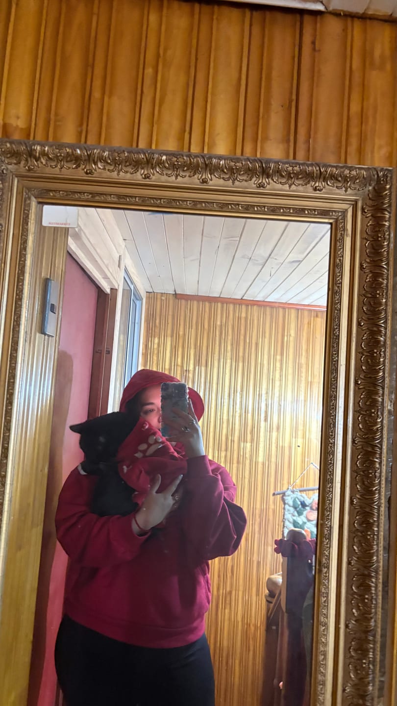 Customer photo review of [PRE-VENTA] POLERÓN HOODIE ROJO - OVERSIZE CON GORRO LOGO Y ESPALDA BORDADO