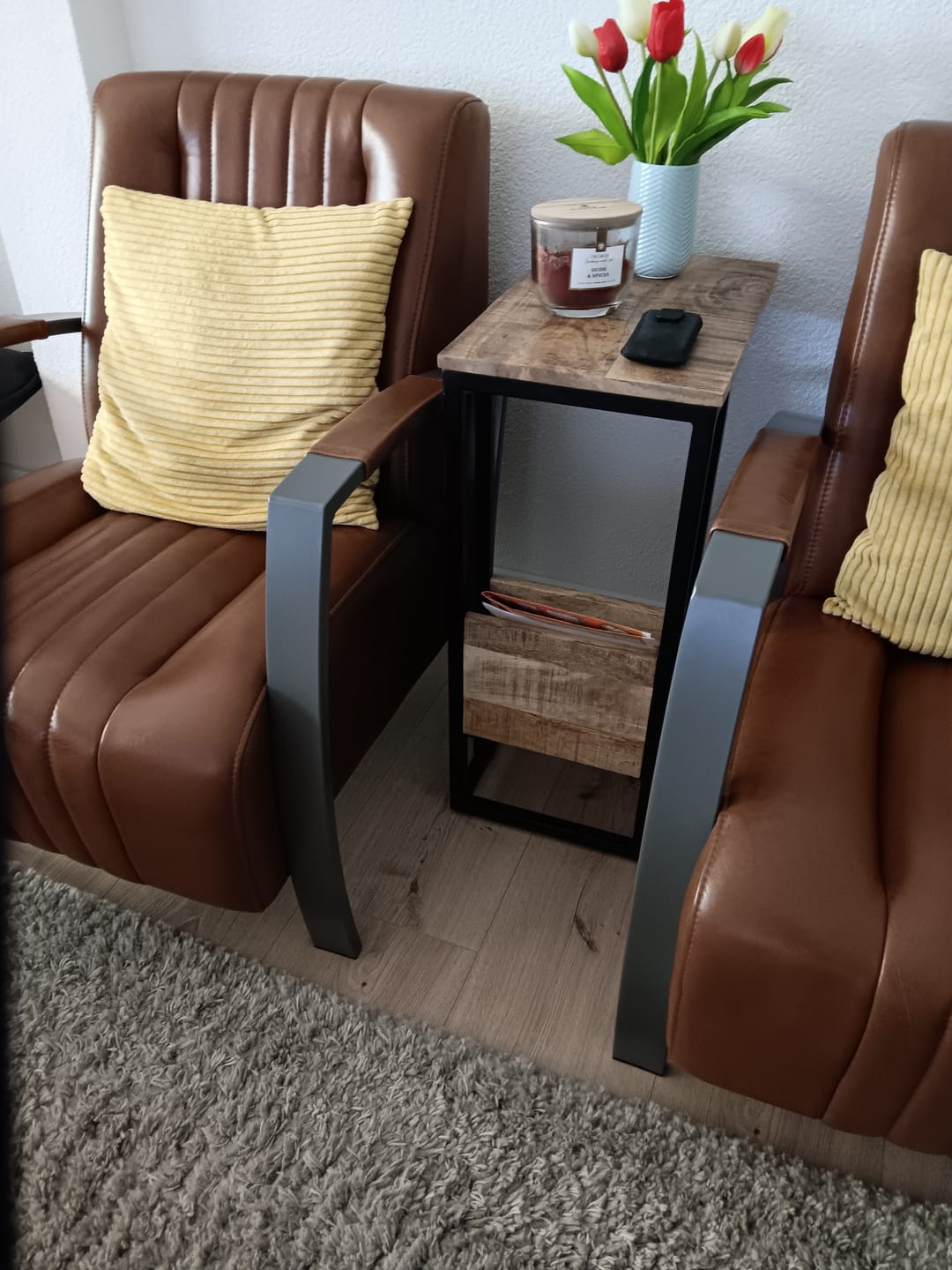 Customer photo review of Bijzettafel Britt voor over de bank | Mangohout en Staal | 45x29x69cm