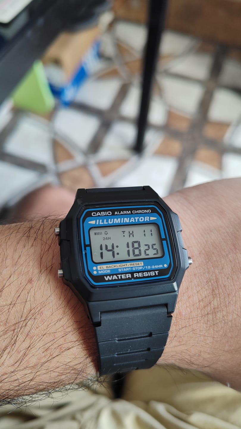 Customer photo review of Reloj Casio Vintage F-105W-1ADF Azul/Negro Illuminator NOS