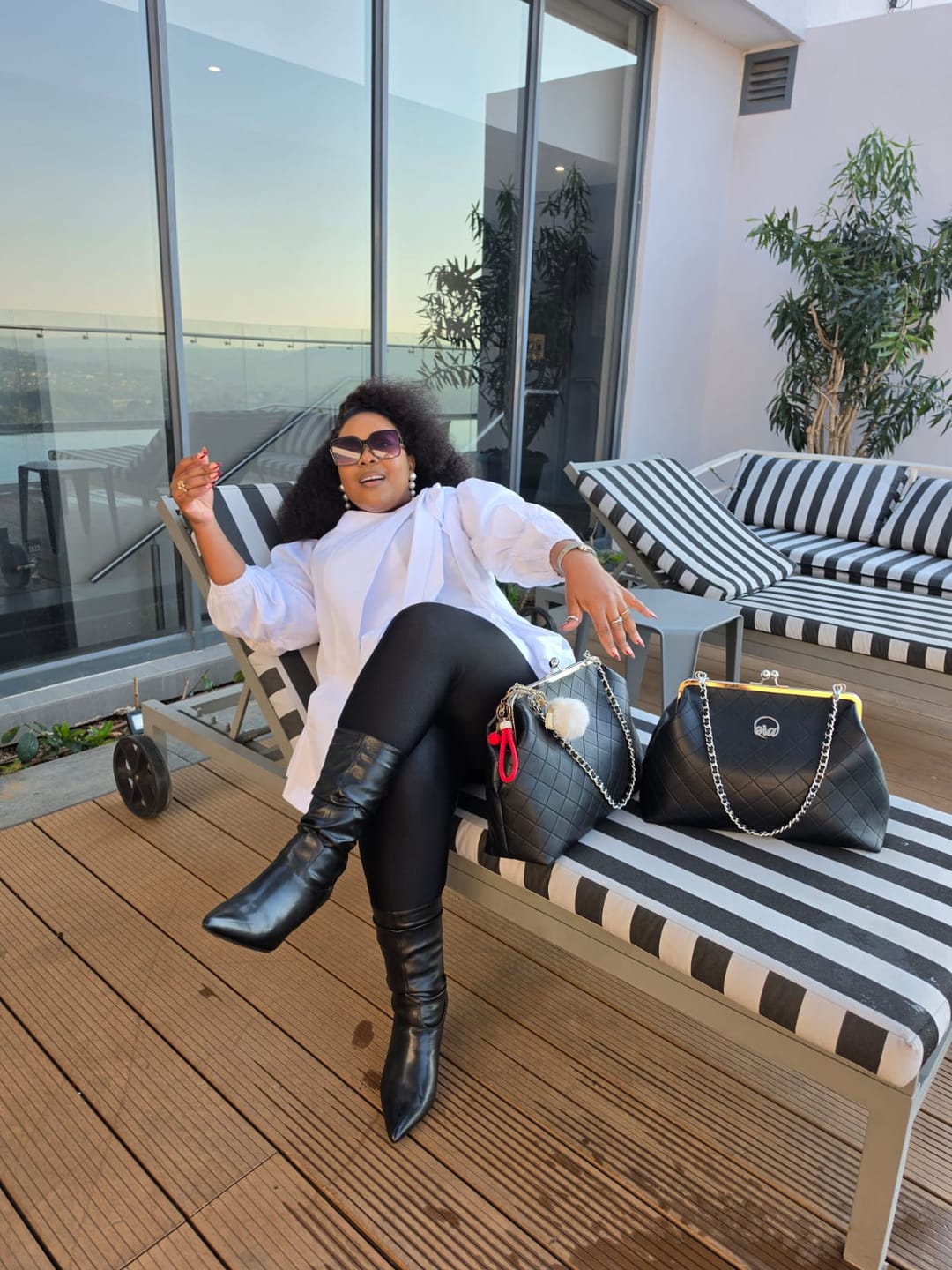 Customer photo review of ERA Oversized Kisslock Chain Bag – Black