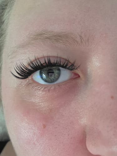 Nahaufnahme vom Auge einer Rezensentin mit den langen, voluminösen Pre-Glued Lashes im Style 'Lucky Charm'.
