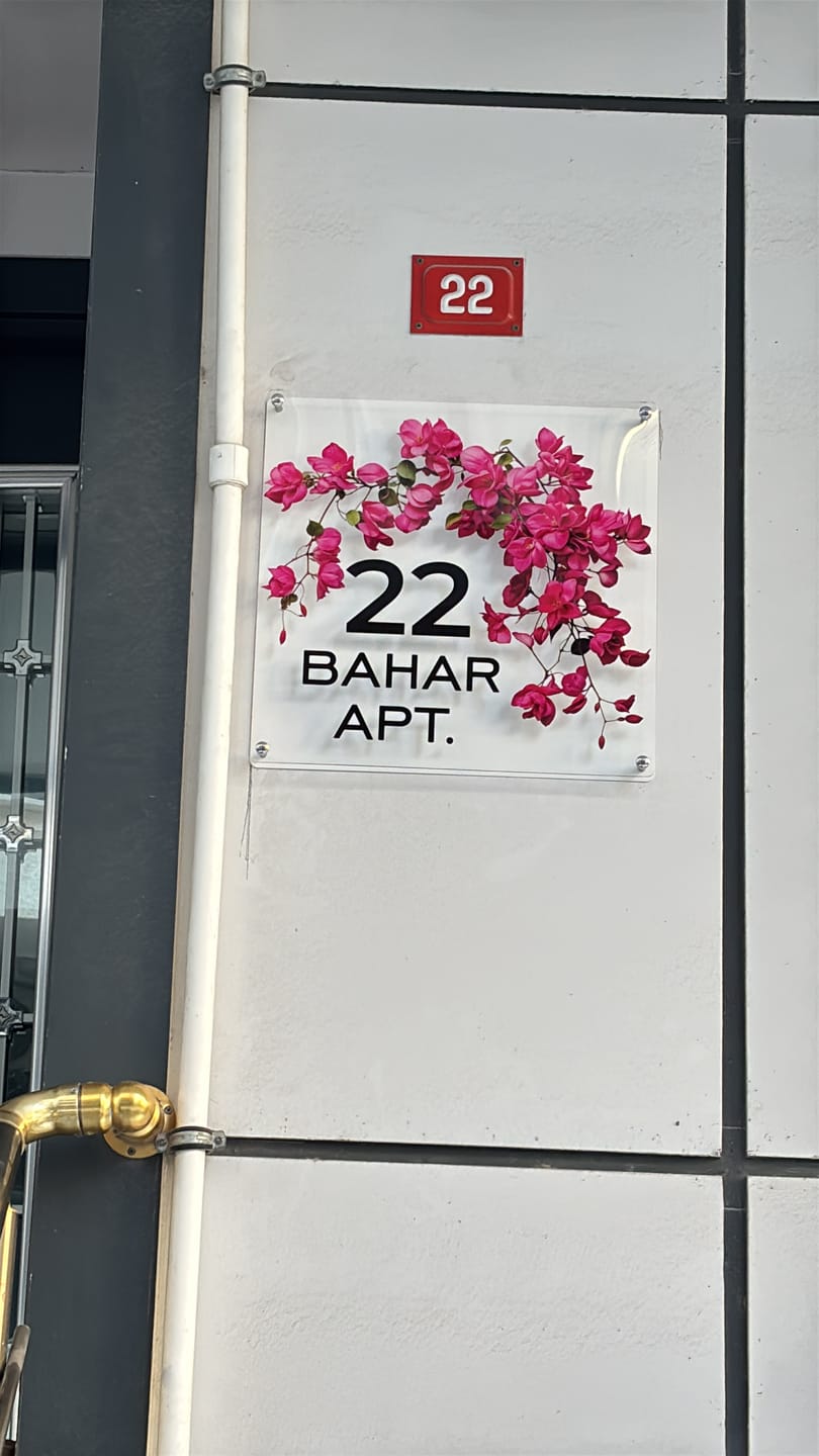 Customer photo review of Kişiye Özel Begonvil Çiçekli Kapı İsimliği