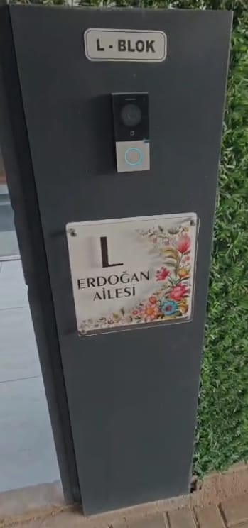Customer photo review of Kişiye Özel Begonvil Çiçekli Kapı İsimliği