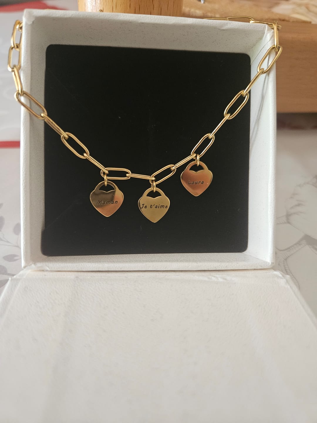 Customer photo review of Bracelet avec pendentifs cœur personnalisés