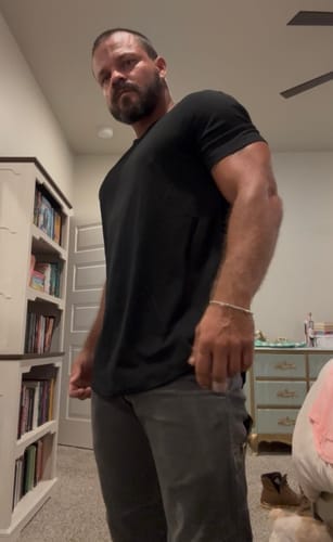 Customer photo review of BUDS V-FIT™ — חולצת גברים (Offer C)