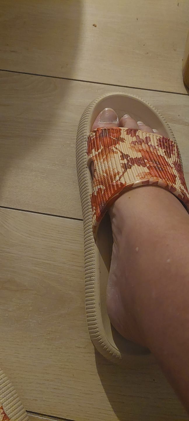 Customer photo review of HappyFlops Botanics
