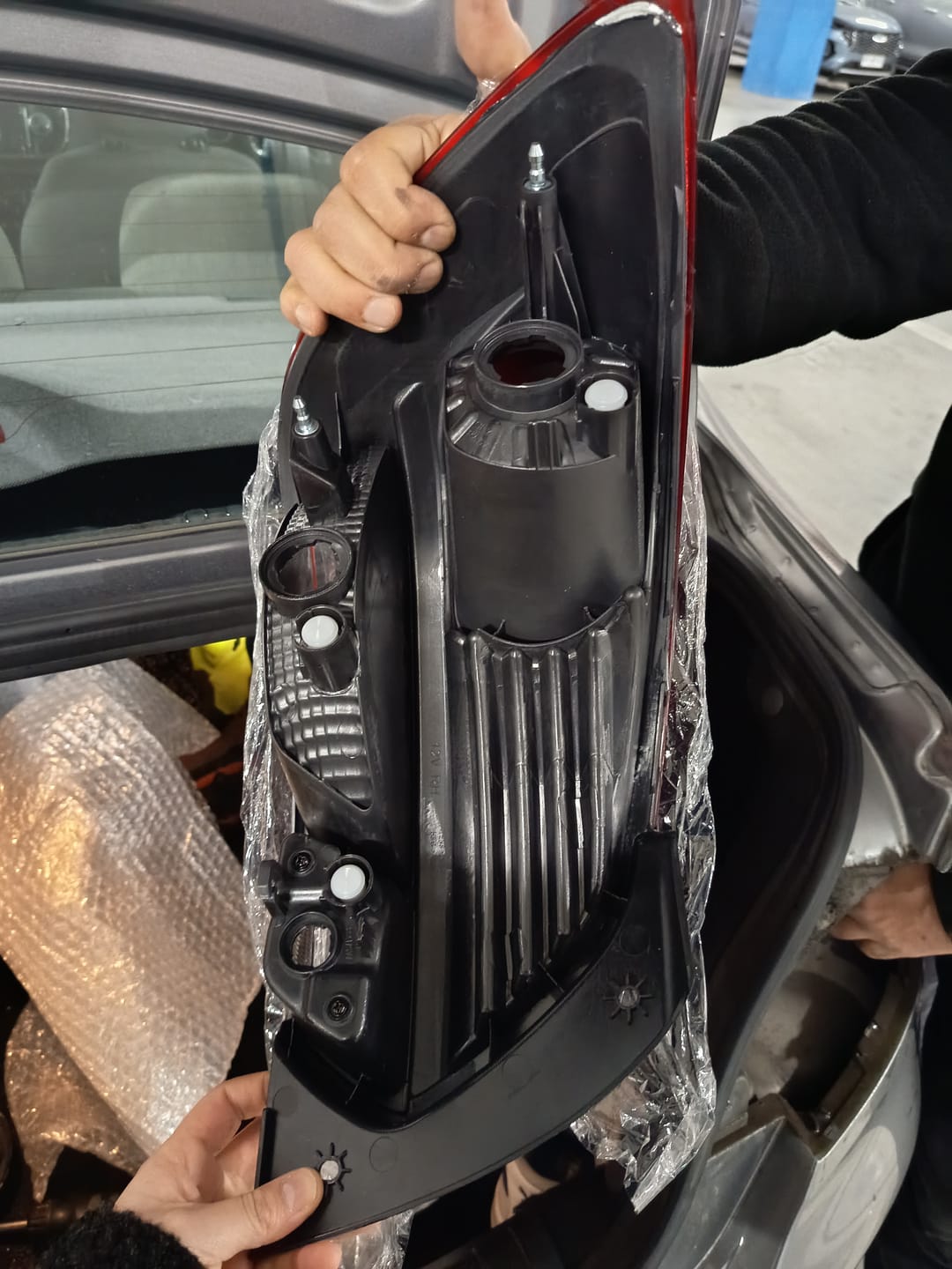 Customer photo review of Foco Trasero Derecho Kia Soluto 2019 2025 Alternativo 92402H7000
