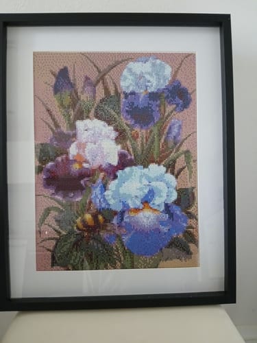 Bewertung eines Kunden: Fertiges Diamantgemälde eines bunten Blumenstraußes in einem schwarzen Rahmen.