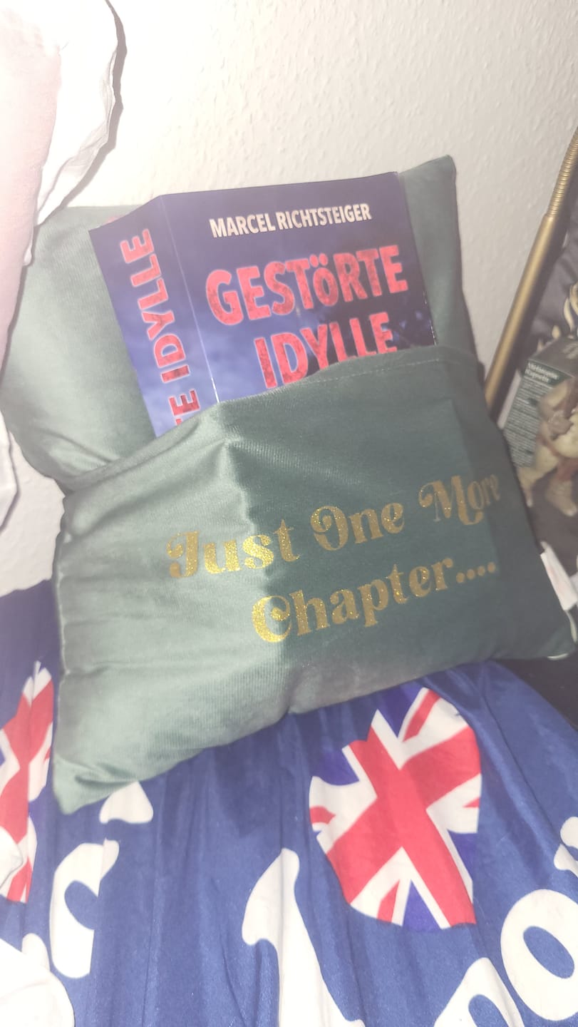 Customer photo review of Kissen mit Buchtasche – Just One More Chapter