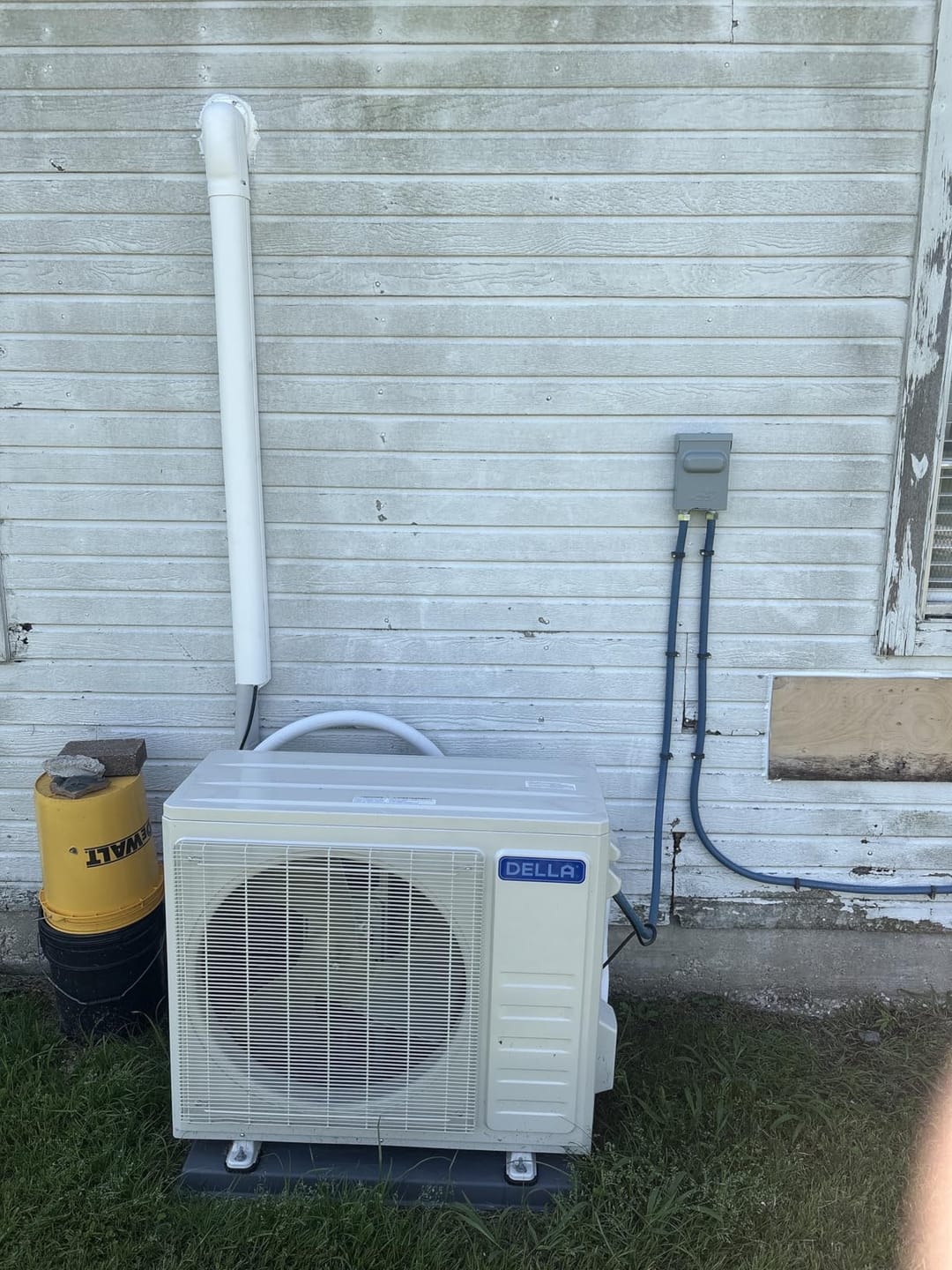 Customer photo review of DELLA Serena Series 18000 BTU 22 SEER2 Mini-Split Heat Pump AC - Up to 1000 Sq.Ft.