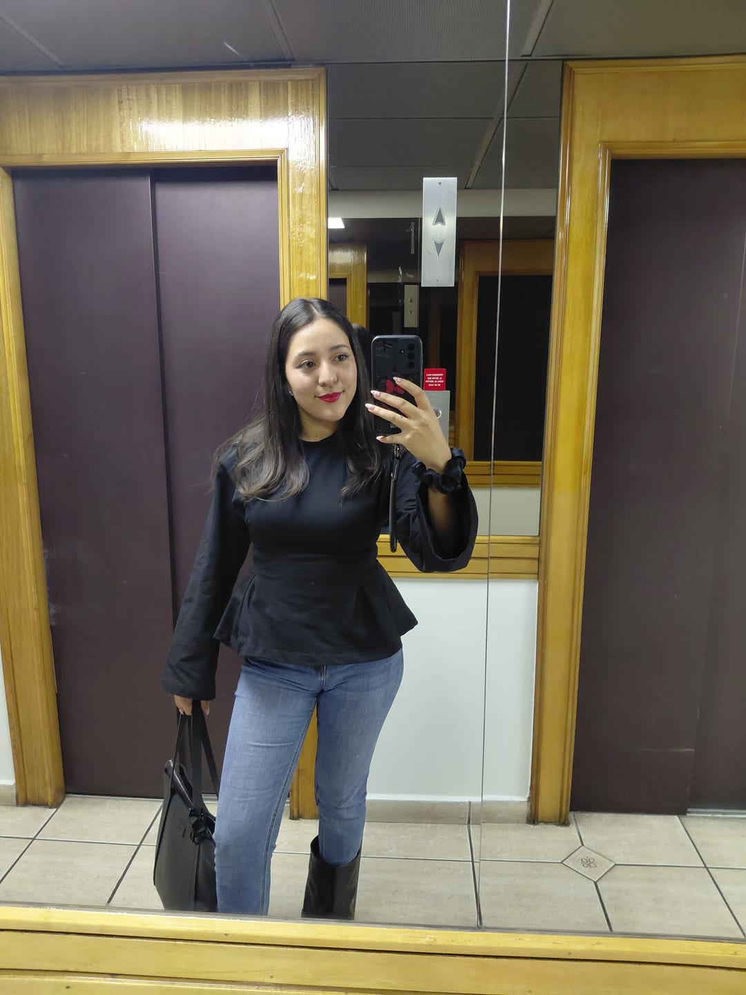Customer photo review of TOP MIKA NEGRO - POLERA CON PINZAS MANGA LARGA DE ALGODÓN
