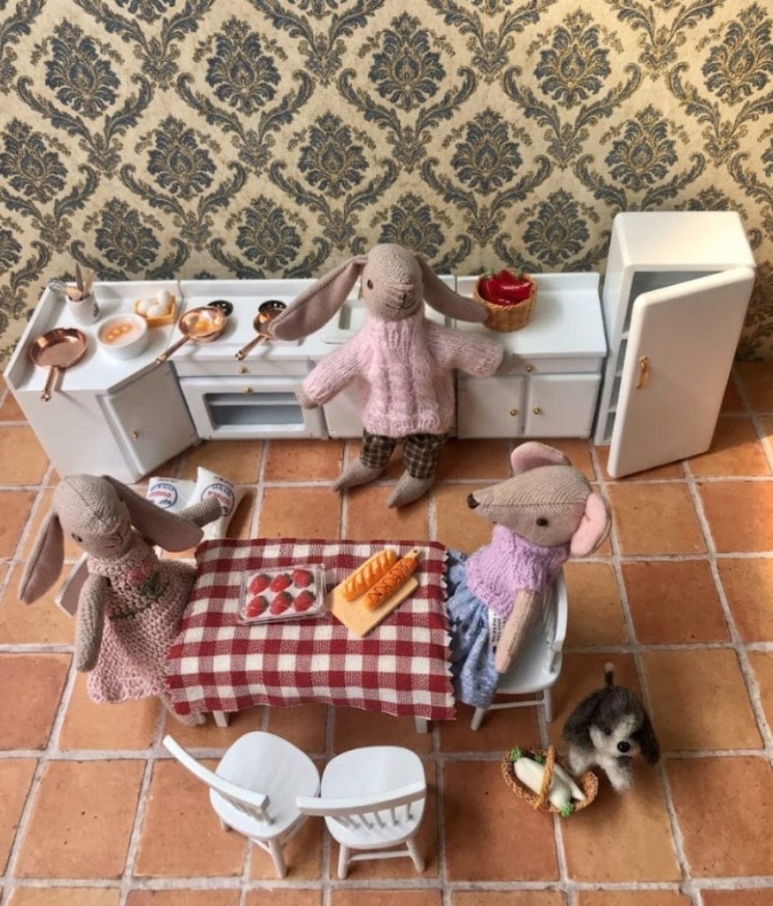 Customer photo review of 1:12 Scale Dollhouse Miniature Room Box - Sweetheart Pie in the Kitchen