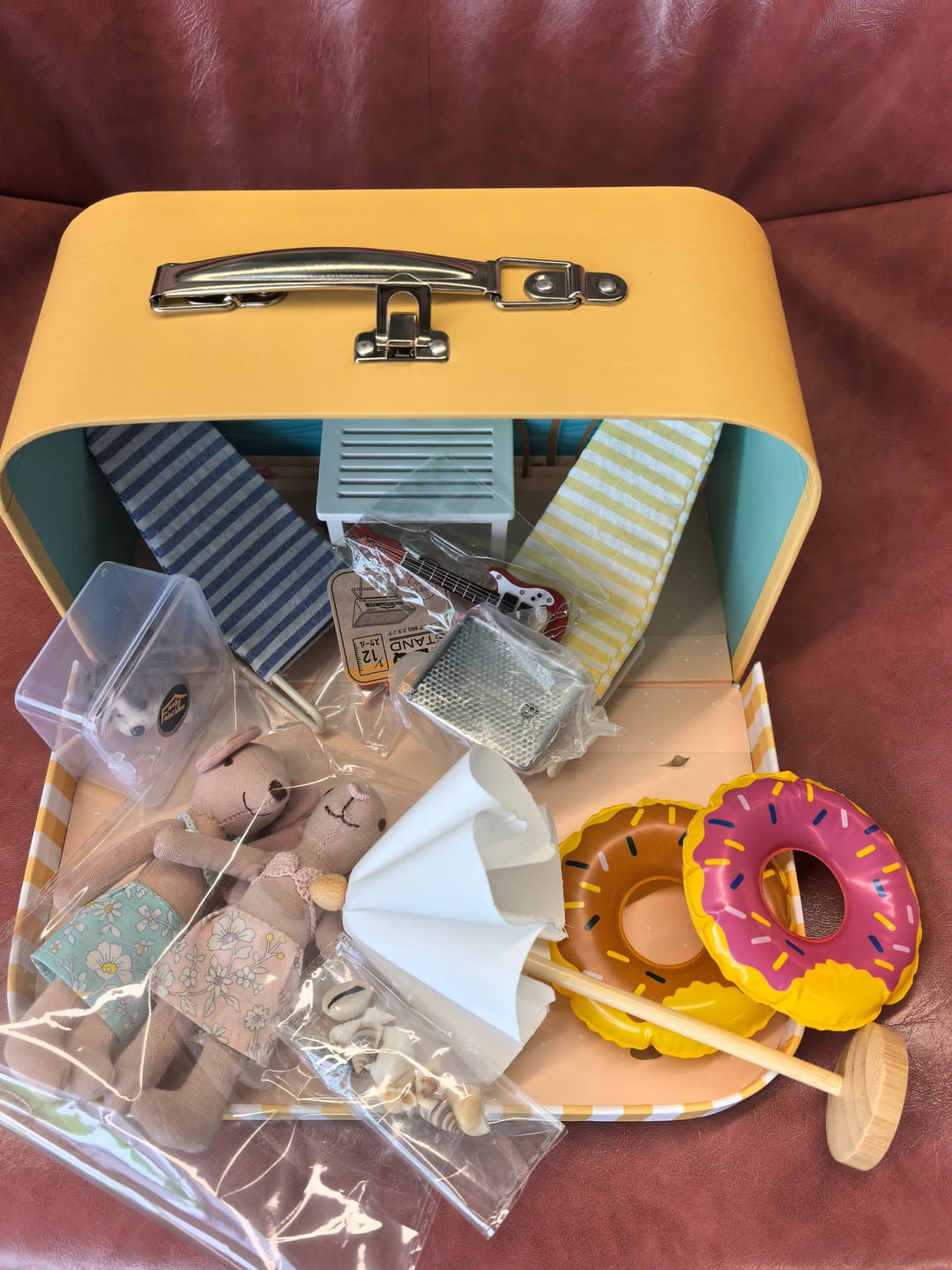 Customer photo review of 1:12 Scale Dollhouse Miniature Room Box - Seashell Message on the Beach