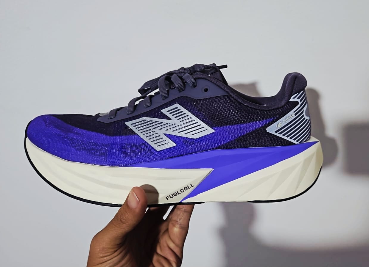 Customer photo review of New Balance FuelCell Rebel v5 Hombre Electric Indigo Truffle Salt