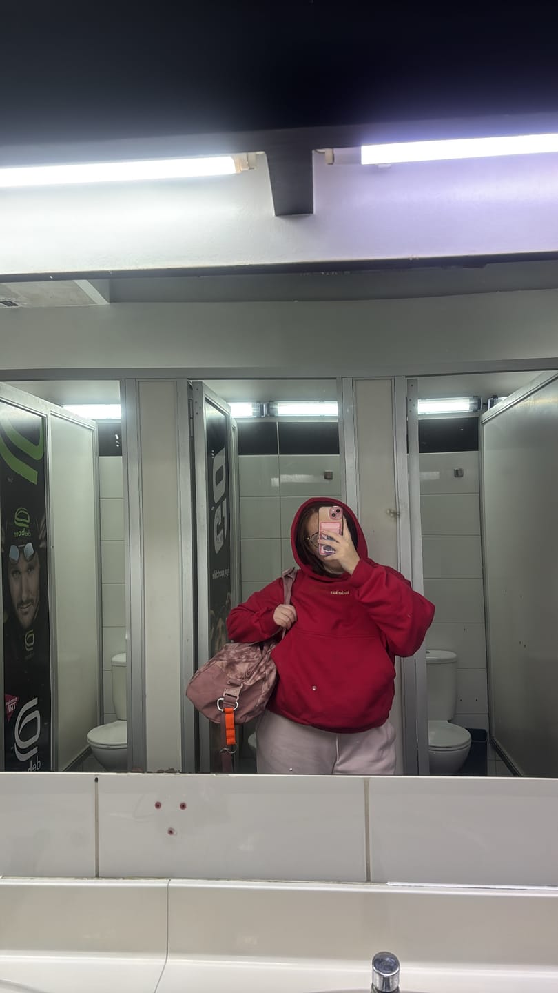 Customer photo review of POLERÓN HOODIE ROJO - OVERSIZE CON GORRO LOGO Y ESPALDA BORDADO