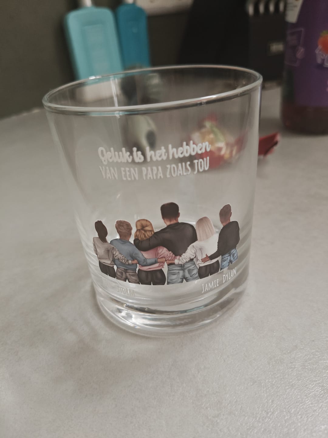 Customer photo review of Elke dag – Gepersonaliseerd whiskyglas voor mama en papa