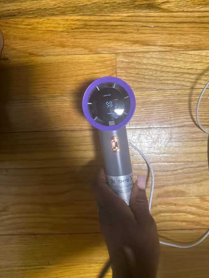 Customer photo review of Handlicher Mini-Ventilator – 199 Geschwindigkeitsstufen, 6 Flügel, bürstenloser Motor