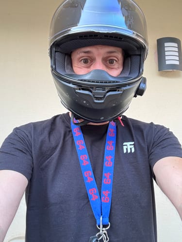 Client portant le t-shirt noir de la COLLECTION PRISMA avec un casque de moto.