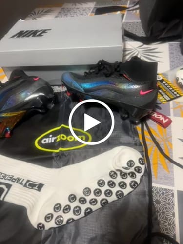 Avis vidéo d'un client sur Superfly 10 Air Max 95 FG - Noir/Solar Red