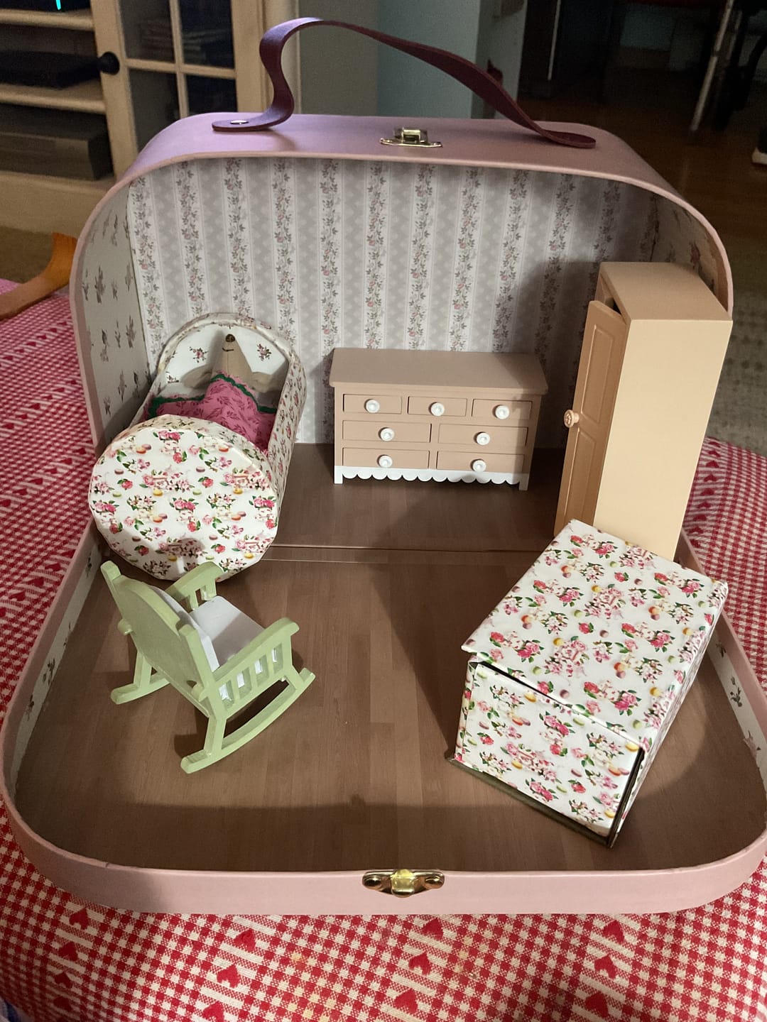 Customer photo review of Portable Dollhouse Carry Case Choose from Pink & Blue with Leather or Metal Handles - 1:12 Scale Suitcase (3 Styles)